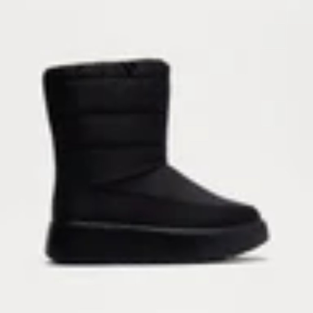 black snow boots